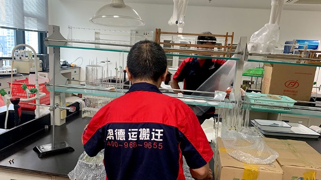 實驗室精密儀器搬運(yùn)