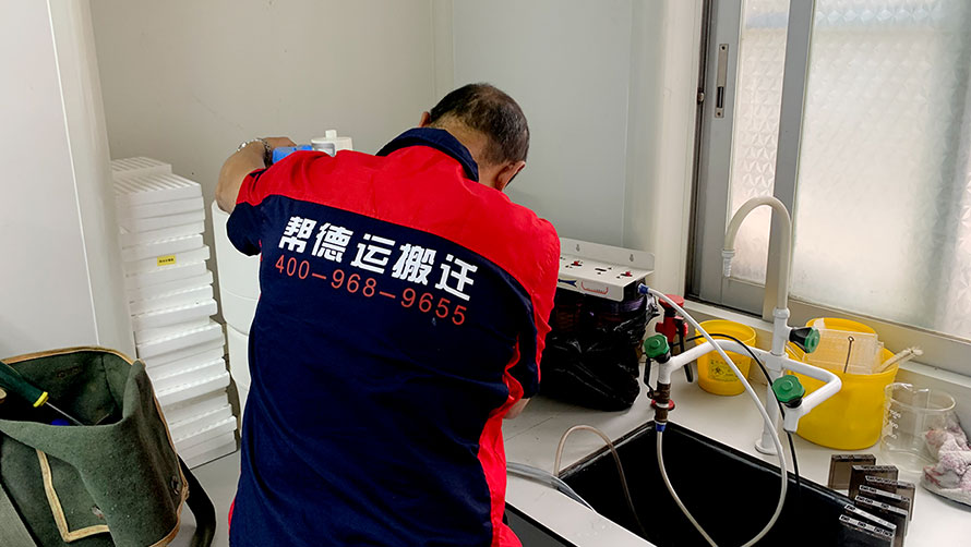 實驗室設(shè)備搬運(yùn)